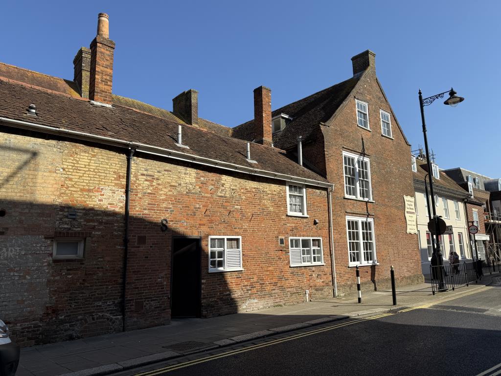 Lot: 30 - LANDMARK FREEHOLD TOWN CENTRE COMMERCIAL INVESTMENT - Looking back along the Pyle Street Elevation